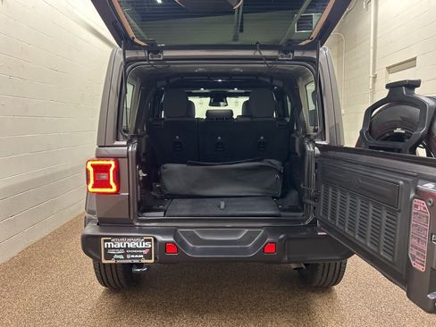 Used 2025 Jeep Wrangler Unlimited Sahara AWD/4WD image 8