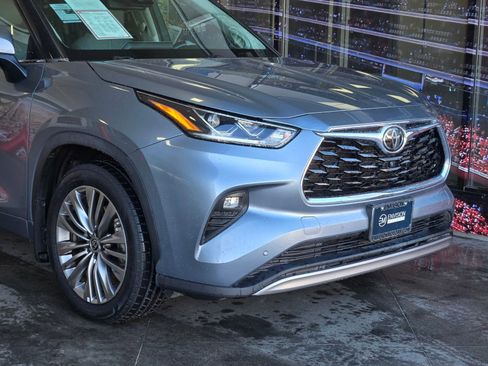 Used 2022 Toyota Highlander Platinum AWD/4WD image 2