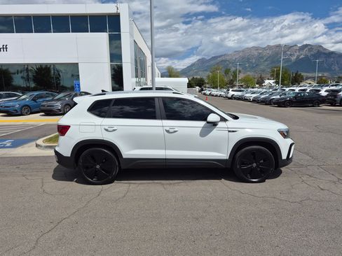 Used 2023 Volkswagen Taos SE w/ Panoramic Sunroof Package AWD/4WD image 2
