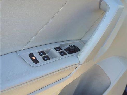 Used 2023 Volkswagen Tiguan SE w/ Panoramic Sunroof Package image 8