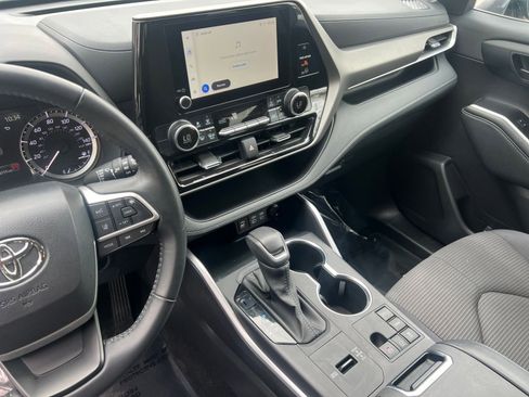 Used 2025 Toyota Highlander LE FWD image 21