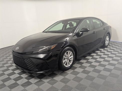 Certified 2025 Toyota Camry LE image 1