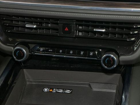 Used 2025 Chevrolet Suburban Z71 image 23