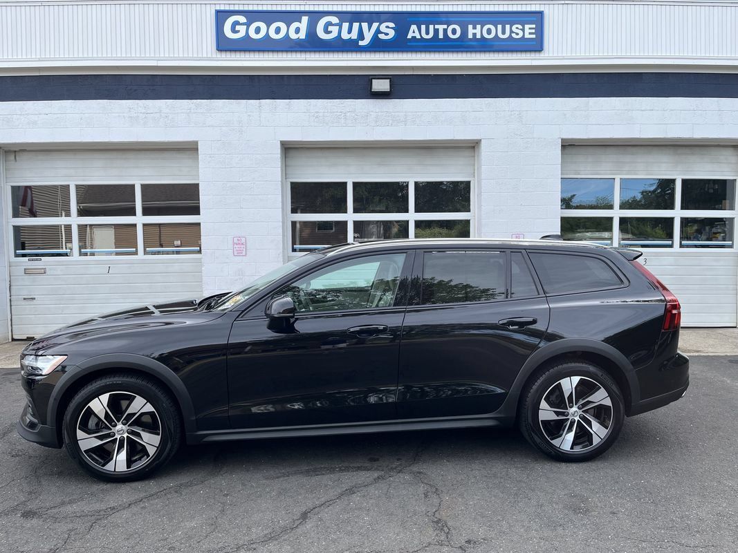 Used 2022 Volvo V60 T5 Cross Country AWD/4WD image 1