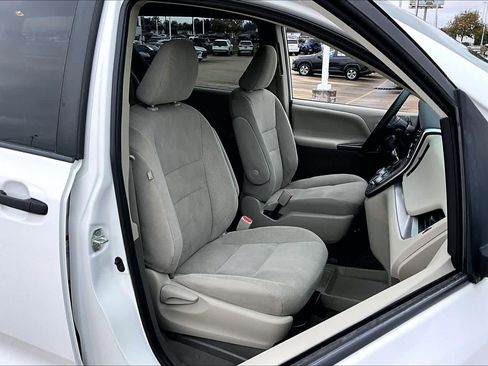 Used 2020 Toyota Sienna L image 8