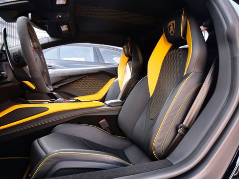 Used 2024 Lamborghini Revuelto image 6