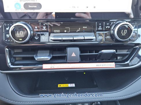 Used 2025 Toyota Highlander Limited image 17