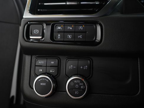 Used 2025 GMC Yukon XL Denali AWD/4WD image 29