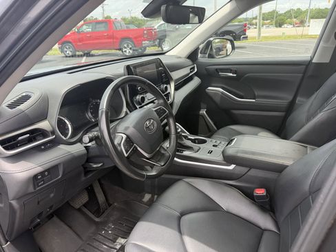 Used 2023 Toyota Highlander XLE FWD image 13