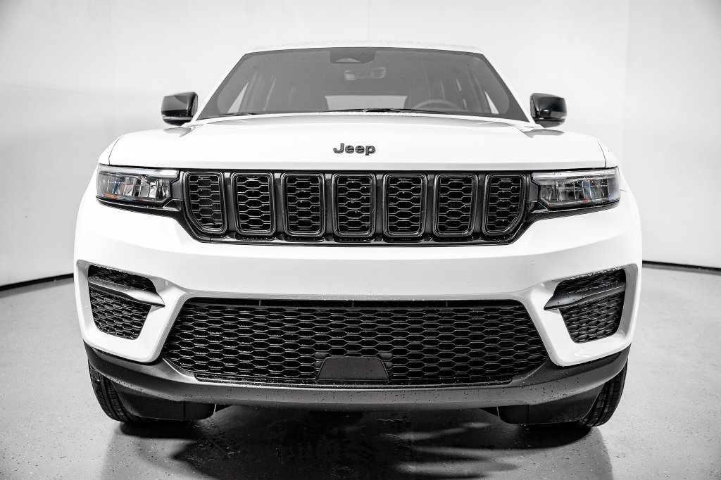 Used 2025 Jeep Grand Cherokee Altitude w/ Trailer Tow Package RWD image 20