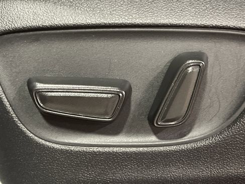 Used 2023 Toyota Highlander LE image 9