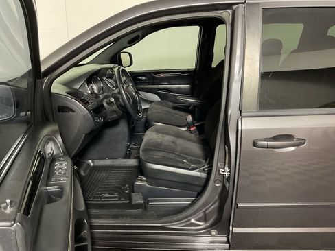 Used 2017 Dodge Grand Caravan SE FWD image 18