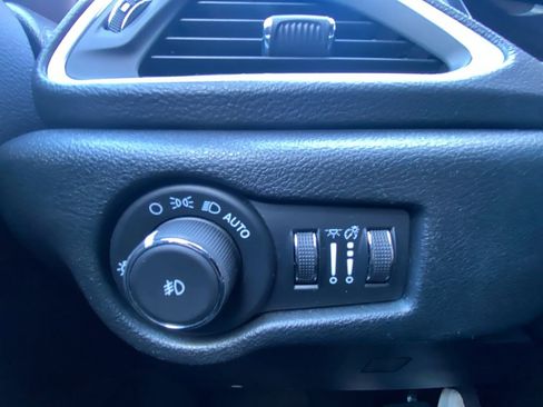 Used 2025 Chrysler Pacifica Limited FWD image 23