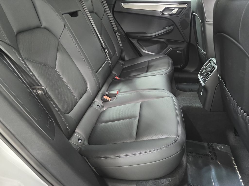 Certified 2026 Porsche Macan AWD/4WD image 26