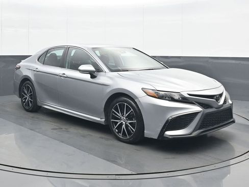 Used 2023 Toyota Camry SE FWD image 9