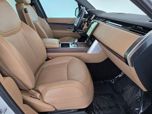 Used 2023 Land Rover Range Rover SE image 3