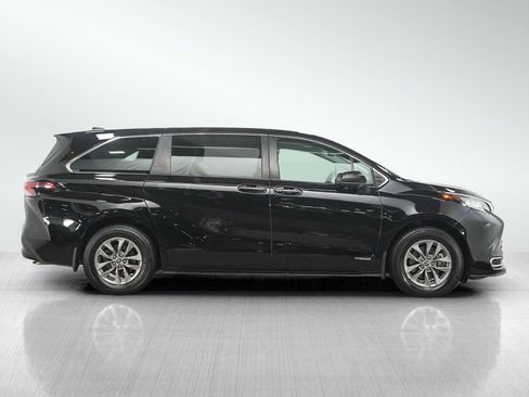Used 2021 Toyota Sienna XLE AWD/4WD image 6