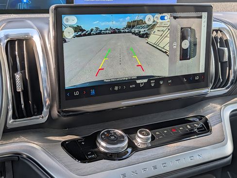Certified 2025 Ford Expedition Platinum w/ Driver's Package AWD/4WD image 34