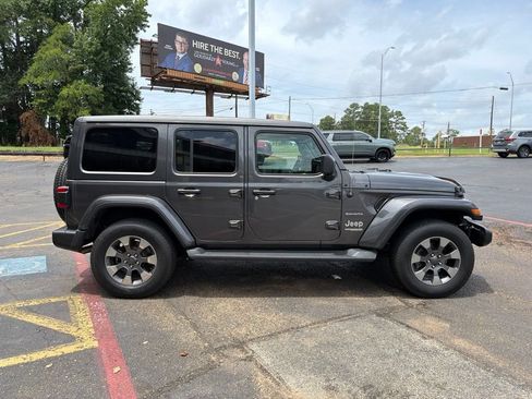 Used 2019 Jeep Wrangler Unlimited Sahara AWD/4WD image 5