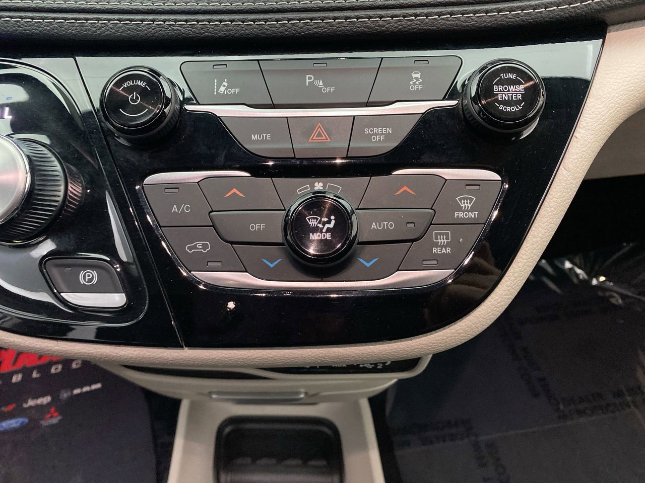 Used 2023 Chrysler Pacifica Touring-L FWD image 21