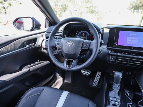 Used 2026 Toyota Camry Hybrid FWD image 4