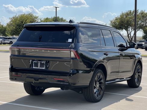 New 2025 Lincoln Navigator Reserve w/ Jet Appearance Package image 9