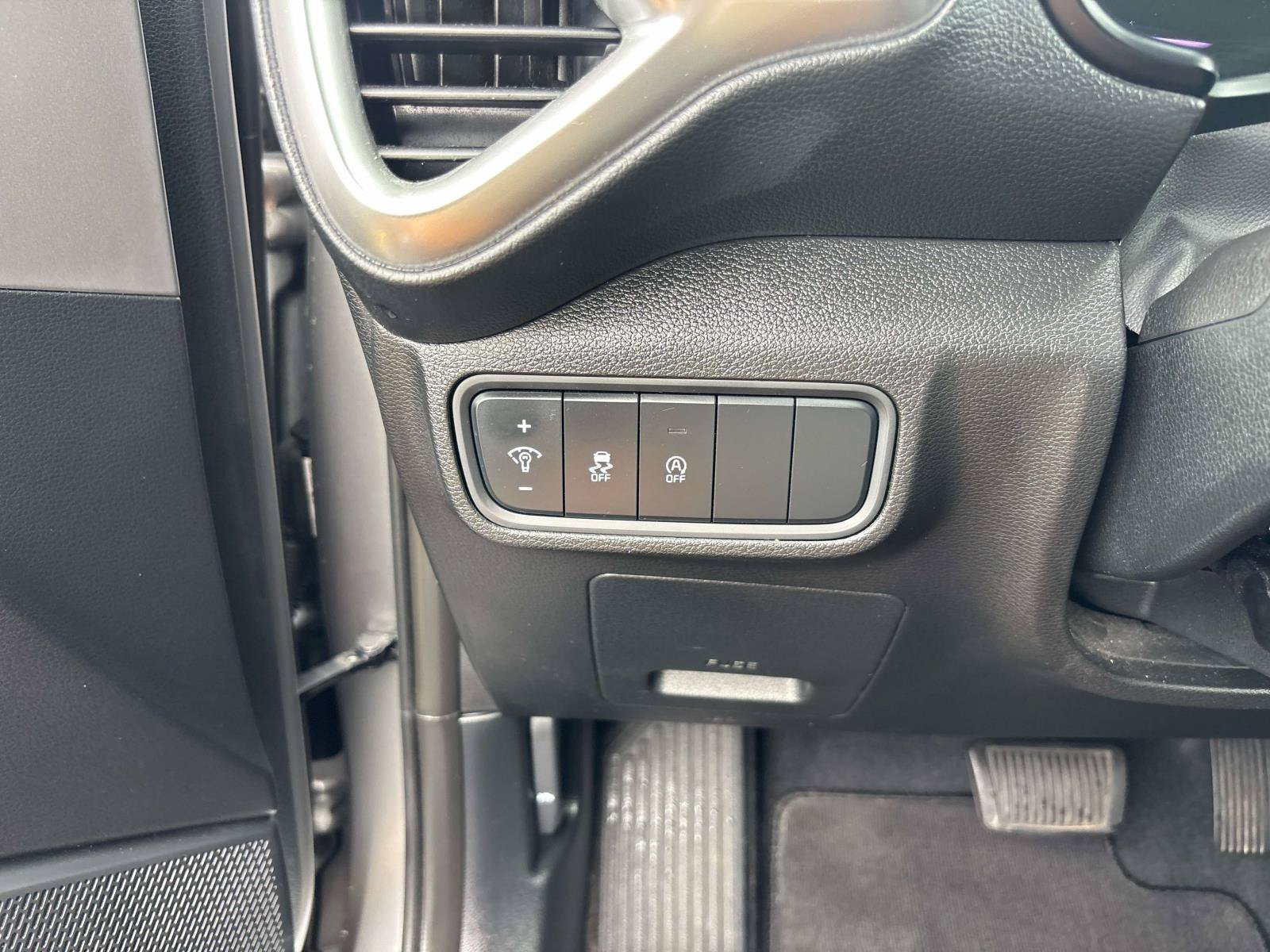 Used 2025 Kia Soul LX w/ LX Technology Package FWD image 17