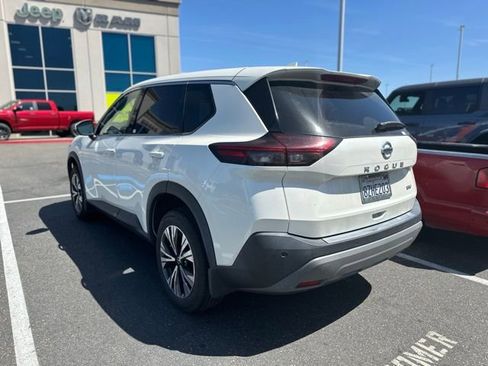 Used 2021 Nissan Rogue SV image 4