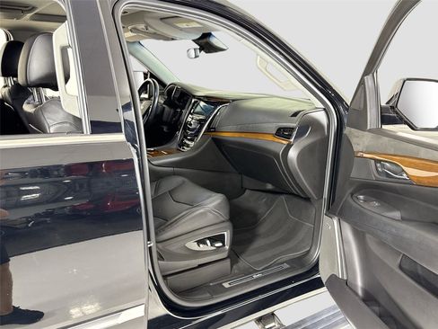 Used 2018 Cadillac Escalade Premium Luxury image 31