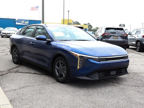 Used 2025 Kia K4 FWD image 3