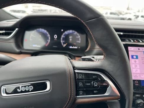 Used 2025 Jeep Grand Cherokee Summit w/ Obsidian Package image 10