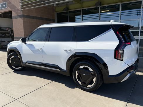 Used 2024 Kia EV9 Land image 5