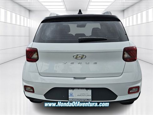 Used 2022 Hyundai Venue Limited image 3