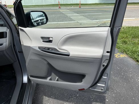 Used 2014 Toyota Sienna SE FWD image 9