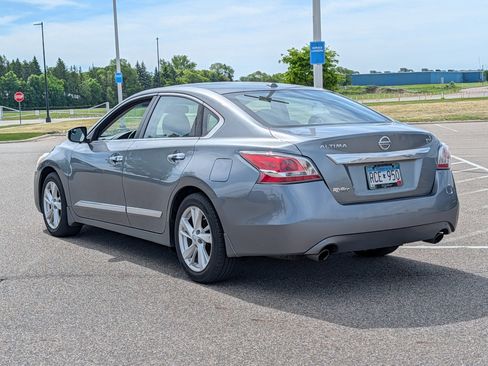 Used 2015 Nissan Altima 2.5 SV w/ Convenience Package FWD image 3