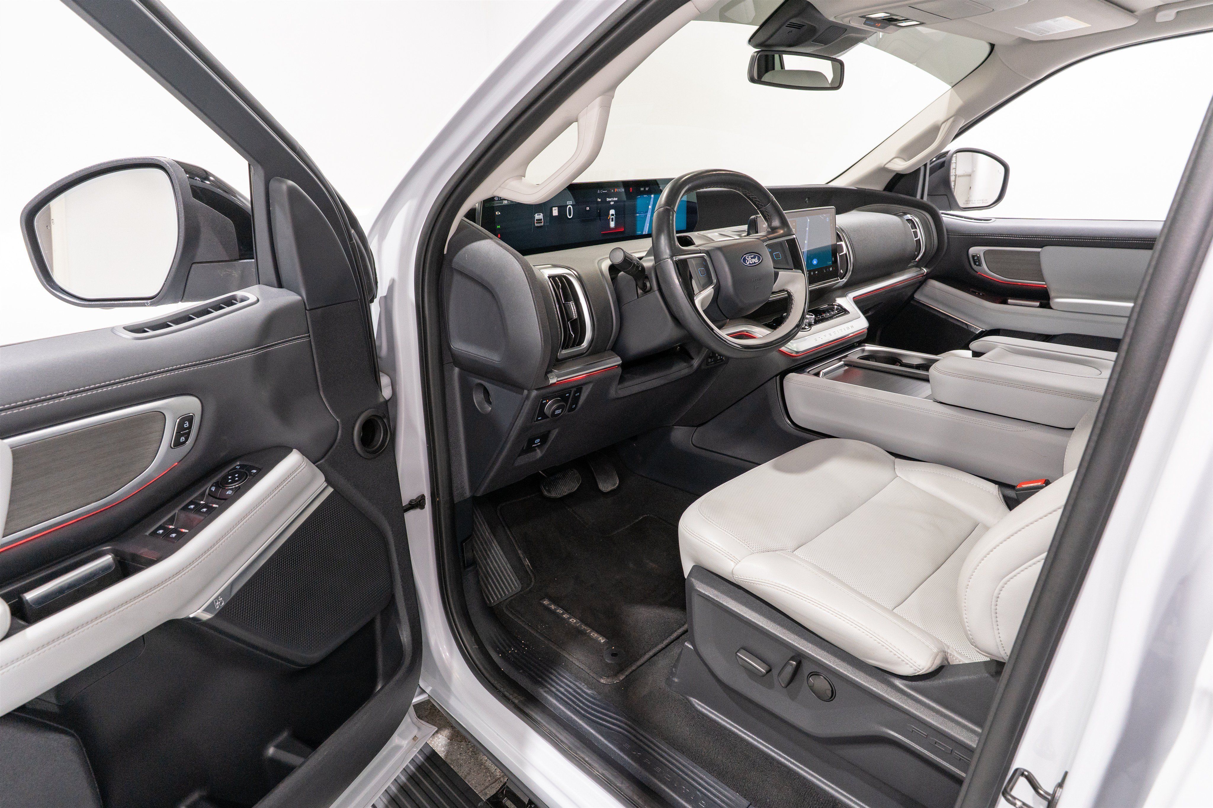 Used 2025 Ford Expedition Platinum w/ Driver's Package AWD/4WD image 13