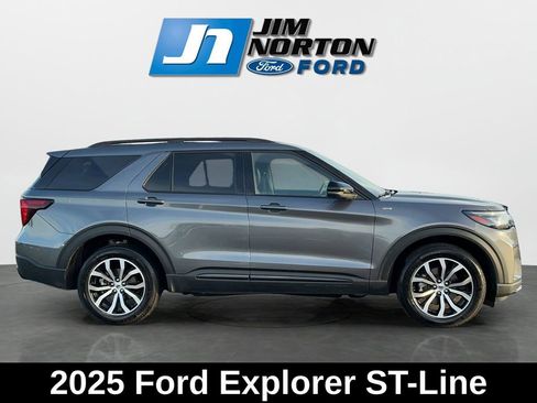 Used 2025 Ford Explorer ST-Line image 2