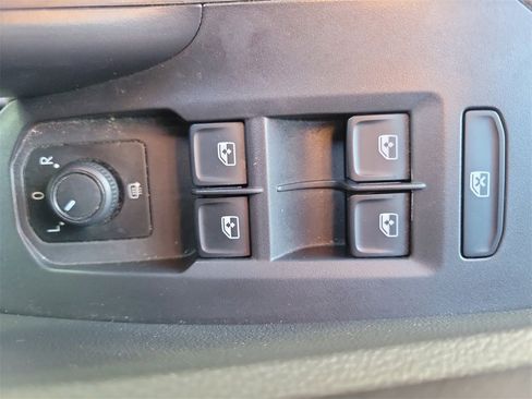 Used 2019 Volkswagen Jetta SE image 16