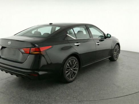 Used 2025 Nissan Altima 2.5 SV image 9