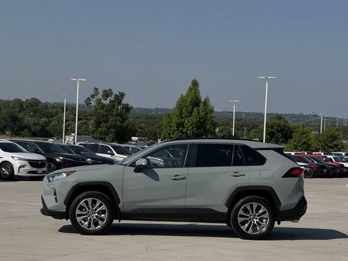 Used 2019 Toyota RAV4 XLE Premium FWD image 3
