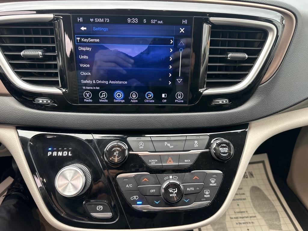 Used 2017 Chrysler Pacifica Touring Plus w/ Tire & Wheel Group FWD image 37