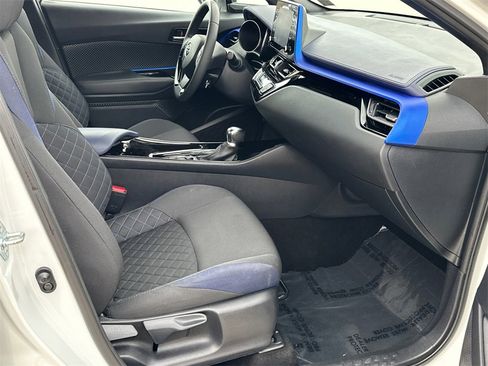 Used 2022 Toyota C-HR XLE image 7