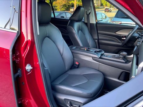 Used 2024 Toyota Grand Highlander XLE image 9