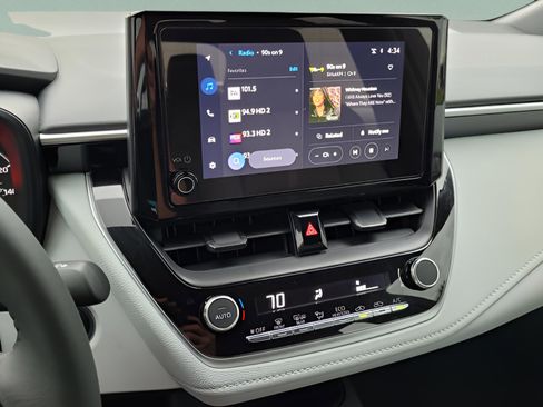 Certified 2025 Toyota Corolla SE image 16