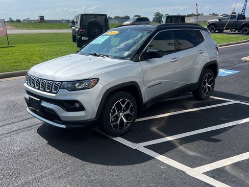 Used 2024 Jeep Compass Limited AWD/4WD image 3