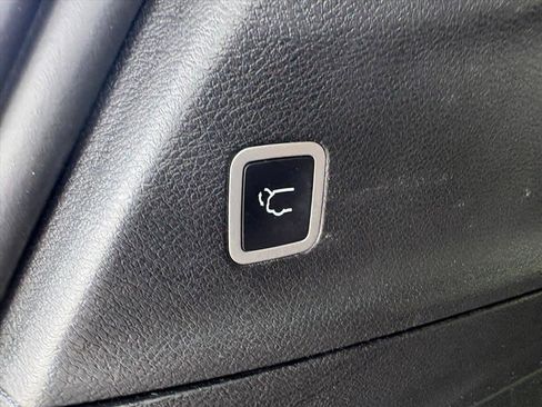 Used 2023 Chrysler Pacifica Touring FWD image 30