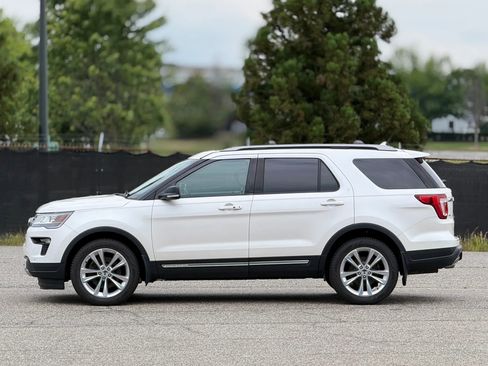 Used 2018 Ford Explorer XLT w/ Equipment Group 202A AWD/4WD image 8