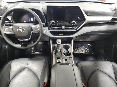 Used 2023 Toyota Highlander Platinum image 2