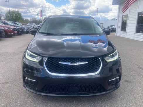 Used 2023 Chrysler Pacifica Touring-L FWD image 2