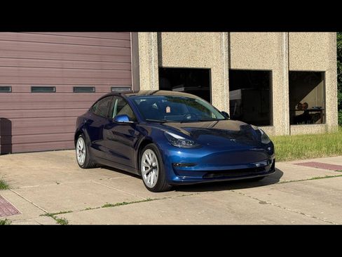 Used 2022 Tesla Model 3 Standard Range Plus RWD image 1